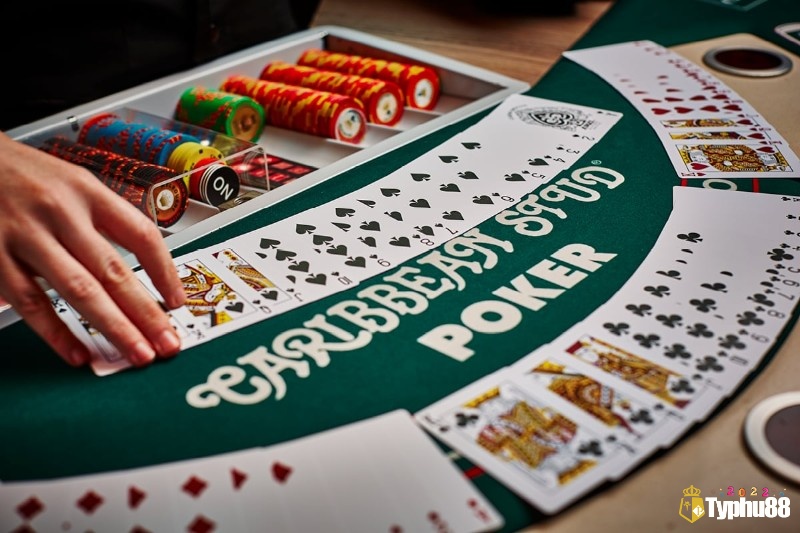 Đặc điểm nổi bật của Caribbean Stud Poker là gfi?